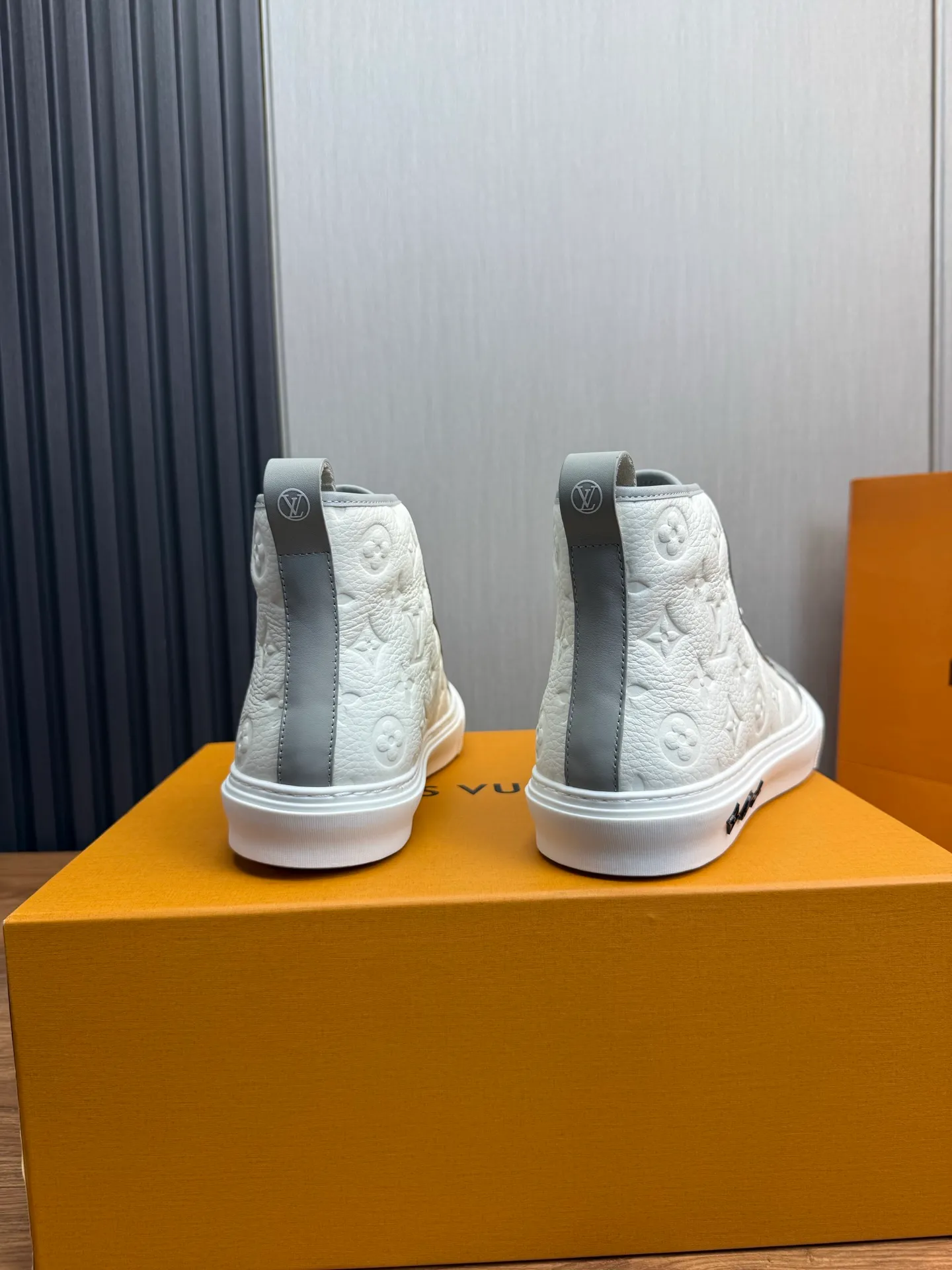 Men's shoes 💰840💰 LOUIS VUITTON [Luden Yiwei] The new trendy Lv is on the market 🎁, casual and fashionable men's shoes 👟 1:1 shipment ⬆️The upper is made of imported cowhide + cowhide mesh lining, the original wear-resistant rubber outsole, the version is simple and elegant, exclusive for trendy men. 38-45 (38.45 is non-refundable if made to order)